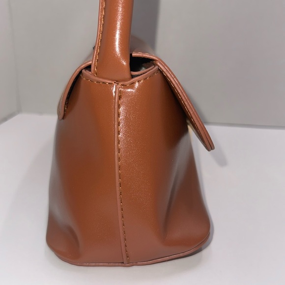 Classic and chic, this light brown baguette bag - Picture 8 of 12